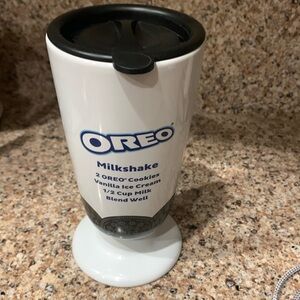 (1) Oreo Milkshake Pedestal Ceramic Shake Cup/Mug 7" with lid